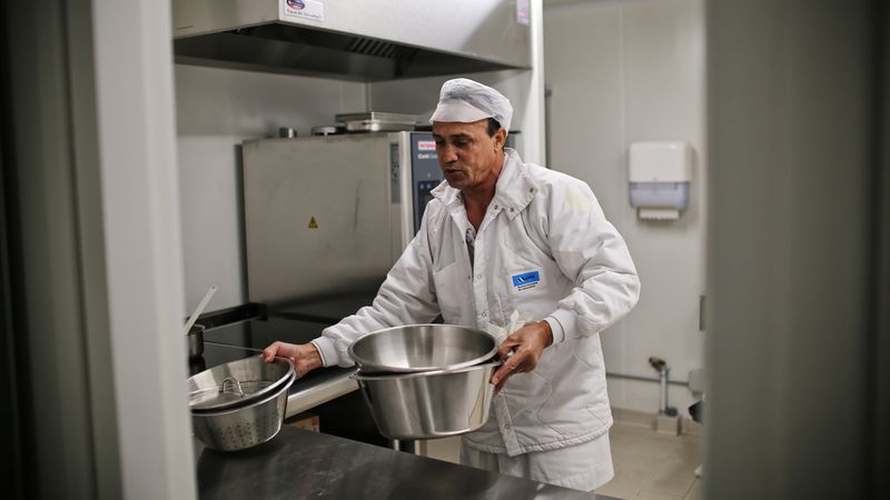 Un cuisinier de la cuisine centrale de Nantes (Romain Boulanger) Un cuisinier de la cuisine centrale de Nantes (Romain Boulanger)