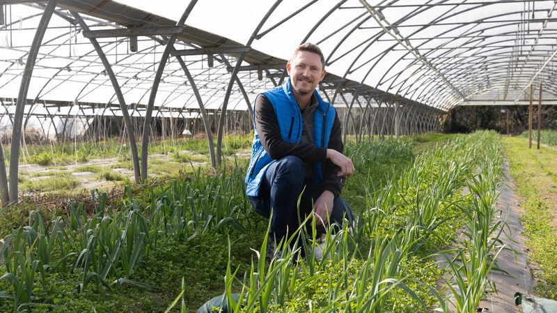 Stéphane Aubry, maraîcher de la ferme du ruisseau, rachetée par la mairie d’Orvault au printemps 2024 pour fournir ses cantines avec des produits bio et locaux. © Céline Jacq Stéphane Aubry, maraîcher de la ferme du ruisseau, rachetée par la mairie d’Orvault au printemps 2024 pour fournir ses cantines avec des produits bio et locaux. © Céline Jacq