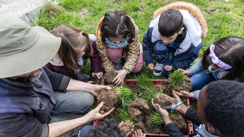 Les CP/CE1 de la Cerisaie, école de Sainte-Luce-sur-Loire, viennent en voisins gratter la terre au Jardin de cocagne nantais, situé à Carquefou. © Céline Jacq