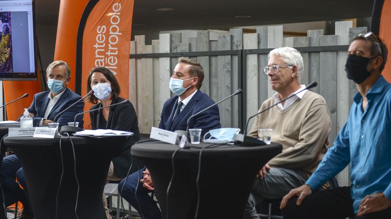 De gauche à droite : Bruno Hug de Larauze, président du Fonds de dotation Arbre aux hérons, Johanna Rolland et Fabrice Roussel, présidente et 1er vice-président de Nantes Métropole, Pierre Oréfice et François Delaroziere de la Cie La Machine (© Thierry Mézerette).