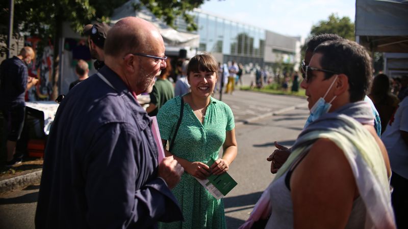 Les élus à la rencontre des habitants dans les quartiers. © Garance Wester