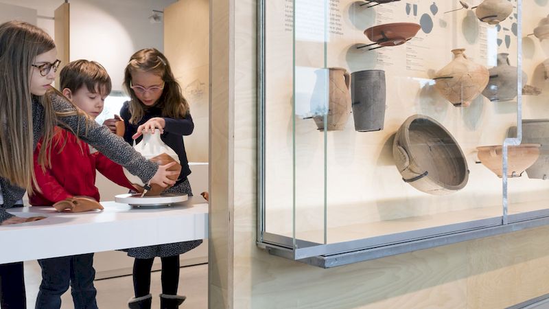 Au Chronographe, les enfants sont invités à découvrir les bases de la mosaïque antique !