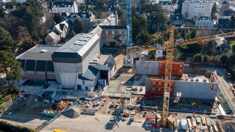 À gauche, l'amphithéâtre conservé en l'état, à droite la nouvelle salle 350 sort de terre © Paul Pascal - Département de Loire-Atlantique.
