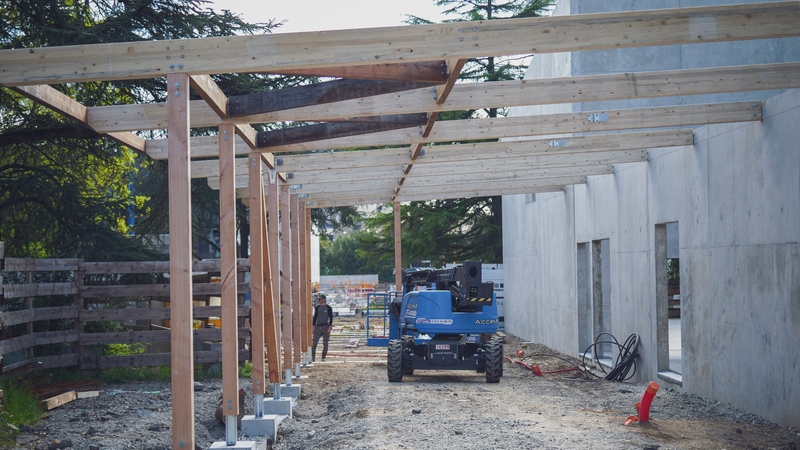 Des éléments de charpente provenant d'un chantier de déconstruction à Blain ont été remployés sur le site nantais © DR