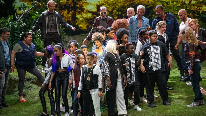 La bande de Pasquale, interprétée par les collégiens de Rosa-Parks au Breil, entourée par les policiers joués par les membres du choeur d’ANO  (photo Patrick Garçon).