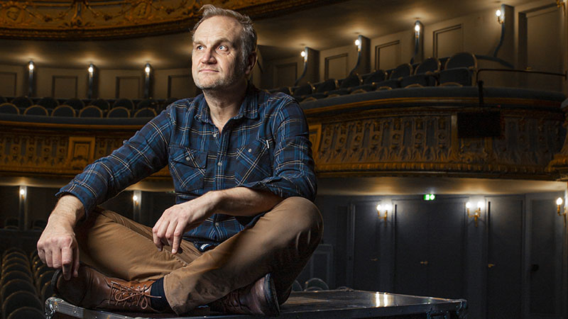 Guillaume Hazebrouck au théâtre Graslin, où sera joué son opéra « Les Sauvages » en juin 2021 (photo Christiane Blanchard).