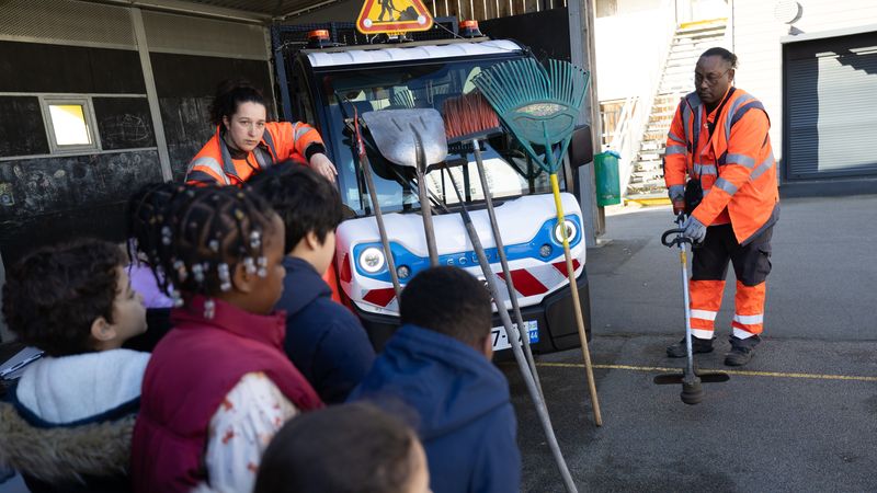 La sensibilisation aux métiers de la propreté passe par des démonstrations ludiques, avec les machines de nettoiement ou le matériel des agents © Ludovic Failler. La sensibilisation aux métiers de la propreté passe par des démonstrations ludiques, avec les machines de nettoiement ou le matériel des agents © Ludovic Failler.