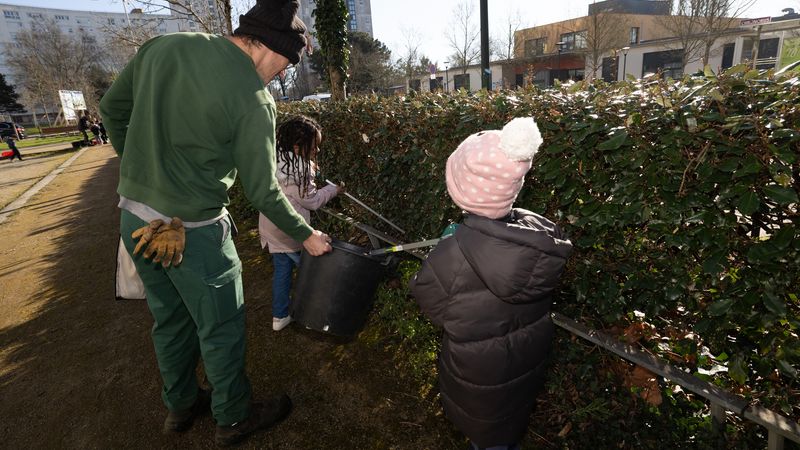 Avec les agents de la direction nature et jardins de Nantes Métropole. Les organisateurs des ateliers de sensibilisation ont fait le choix d’ateliers courts de 30 minutes, pour conserver l’attention des enfants de CP © Ludovic Failler. Avec les agents de la direction nature et jardins de Nantes Métropole. Les organisateurs des ateliers de sensibilisation ont fait le choix d’ateliers courts de 30 minutes, pour conserver l’attention des enfants de CP © Ludovic Failler.