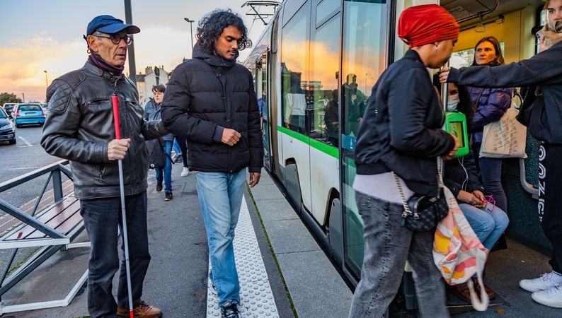 Le service Mon Copilote permet aux personnes à mobilité réduite et âgées d'être accompagnées dans les transports en commun. © Garance Wester Le service Mon Copilote permet aux personnes à mobilité réduite et âgées d'être accompagnées dans les transports en commun. © Garance Wester