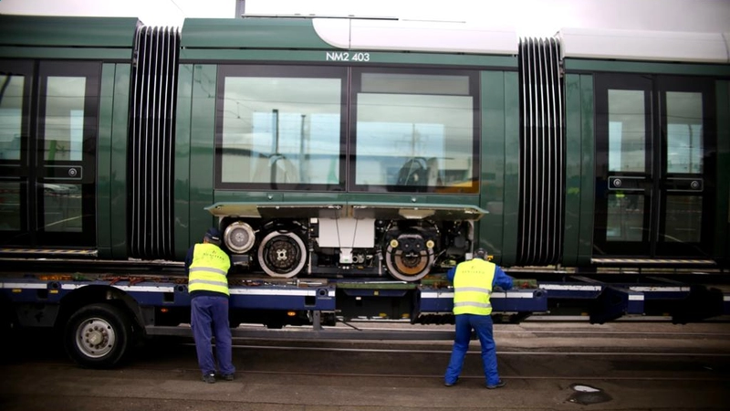 Après la livraison, l’assemblage. Descendus des remorques et acheminés vers l’atelier, les deux morceaux de la rame vont être assemblés. Durée de l’opération : 3 jours, avec l’accompagnement des équipes d’Alstom. © Romain Boulanger