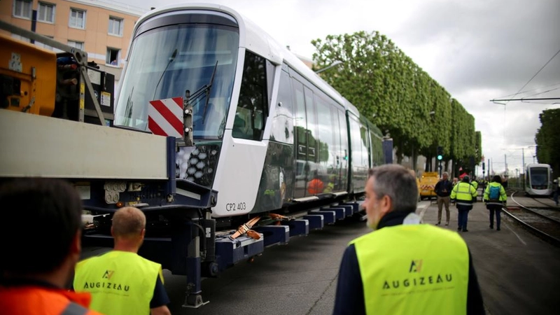 En marche arrière, la manœuvre complexe pour entrer au Cetex de Dalby a été accompagnée notamment par des agents de la Semitan. © Romain Boulanger