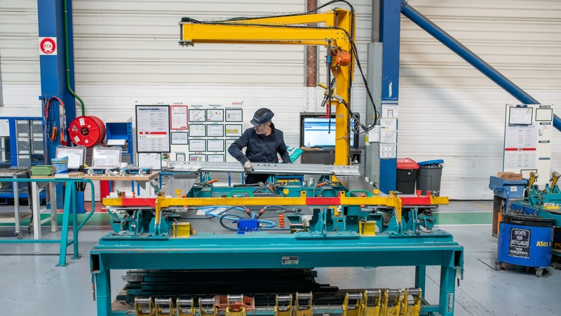 C’est à Aytré, sur un site rochelais d’Alstom, que les équipes fabriquent et assemblent les futures rames. Difficile d’imaginer, dans l’atelier chaudronnerie, que ces profils aluminium deviendront des tramways à part entière ! © Patrick Garçon