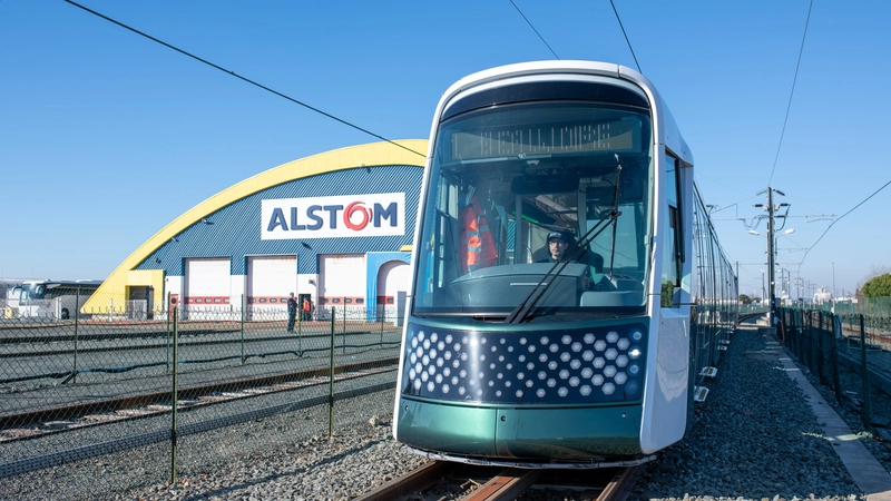 À l’avant de la rame, un bandeau lumineux change de couleurs en fonction de la ligne de tram emprunté : lumière verte pour la ligne 1, rouge pour la ligne 2, bleue pour la ligne 3. Une demande expresse émise par les participants de l’atelier citoyen « Tram 2 demain pour Nantes ». Une manière simple et originale d’identifier de nuit le tramway qui arrive… © Patrick Garçon