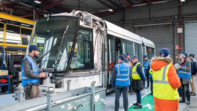 En bout d’atelier, le contrôle final est effectué, avant de passer aux essais fonctionnels statiques et dynamiques au centre d’essais de Bellevue. Il faut compter environ 6 semaines pour fabriquer un tramway, de la soudure à l’assemble final. © Patrick Garçon