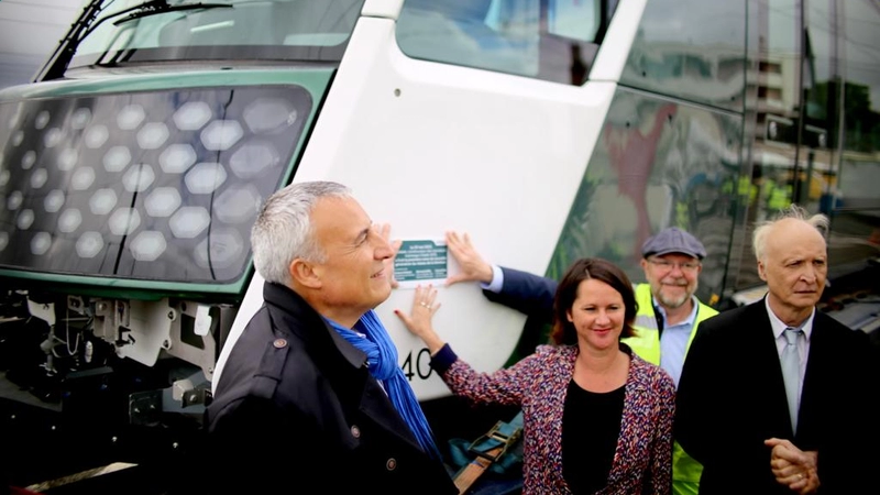 Bertand Affilé, vice-président de Nantes Métropole, Johanna Rolland, maire de Nantes et présidente de Nantes Métropole, Pascal Bolo, président de la Semitan et Pascal Moyon, conducteur expérimenté, ont apposé une plaque pour commémorer la livraison de la première rame. © Romain Boulanger