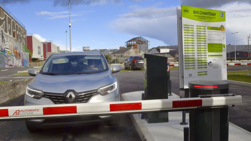 Les parkings-relais permettent aux automobilistes de stationner facilement leur véhicule avant d’utiliser des moyens de transports alternatifs (transports en commun ou vélo), notamment pour les trajets domicile/travail, tout en garantissant l’accessibilité au centre-ville © Rodolphe Delaroque. Les parkings-relais permettent aux automobilistes de stationner facilement leur véhicule avant d’utiliser des moyens de transports alternatifs (transports en commun ou vélo), notamment pour les trajets domicile/travail, tout en garantissant l’accessibilité au centre-ville © Rodolphe Delaroque.
