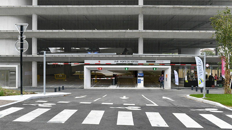 Le P+R se situe à proximité immédiate du terminus de la ligne 4 de e-busway. La place Foch est à seulement 15-20 minutes !