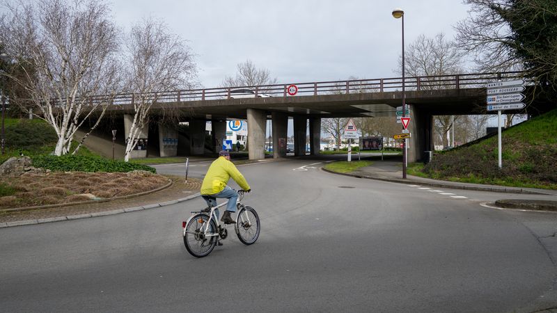 L'autopont enjambait l’avenue du Maréchal-de-Lattre-de-Tassigny, reliant l’hôtel de ville de Rezé au secteur commercial Atout Sud © Patrick Garçon.
