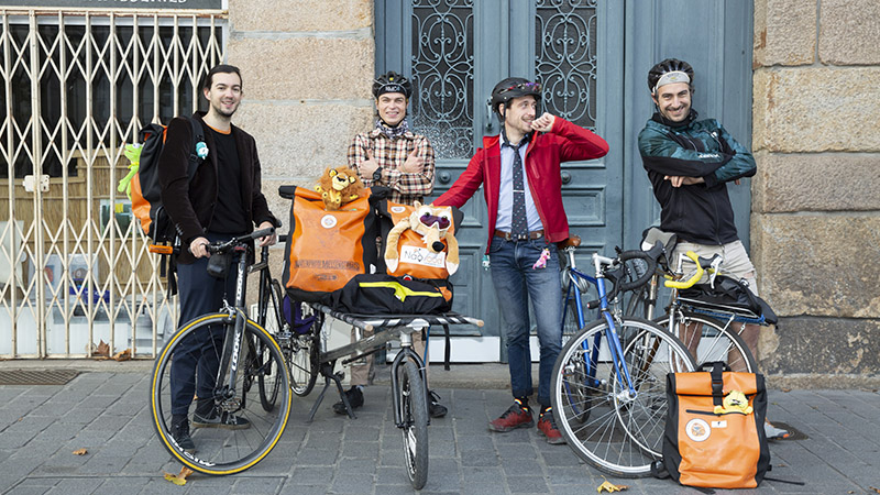 Guillaume Blanchet, fondateur de Naofood, et son équipe de 12 coursiers livrent les repas à vélo dans le centre de Nantes. © Christiane Blanchard. Guillaume Blanchet, fondateur de Naofood, et son équipe de 12 coursiers livrent les repas à vélo dans le centre de Nantes. © Christiane Blanchard.