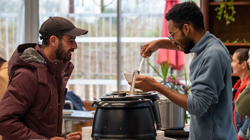 Les dimanches et jours fériés, les personnes précaires et isolées peuvent venir prendre une collation - soupe, laitages, fruits - aux 5Ponts. Le dispositif peut accueillir jusqu’à 120 personnes. © Loïc Gatteau