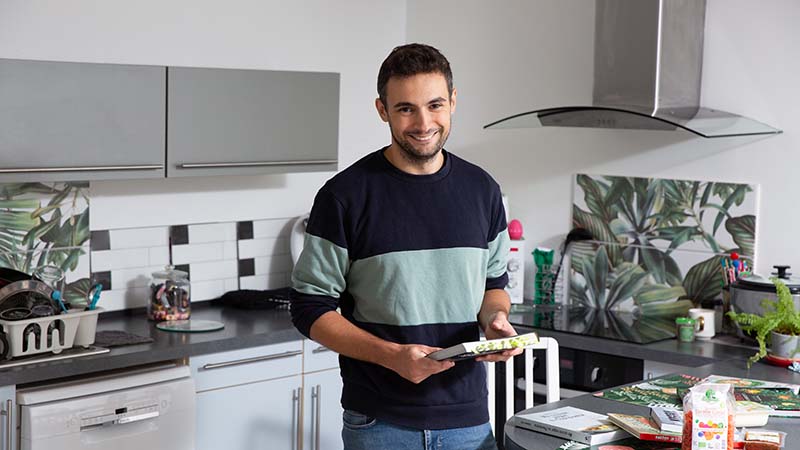 Yoann Mazza, 27 ans, vit en couple à Nantes et travaille comme développeur informatique. Il est devenu vegan  il y a sept ans. © Christiane Blanchard pour Nantes Métropole