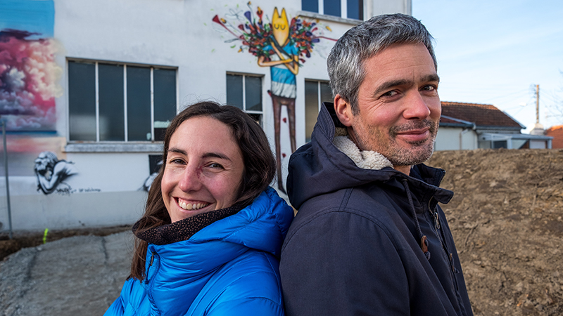 Laure Lacourt et Boris Couilleau devant la première maison du projet Hacoopa, avant sa rénovation. © Patrick Garçon