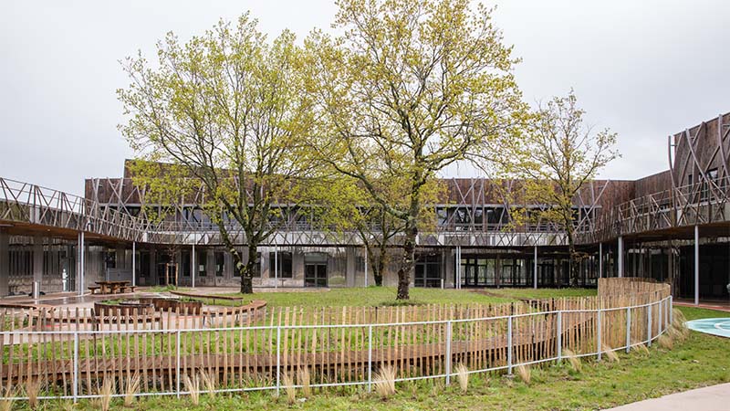 Le bâtiment s’articule autour des deux cours maternelle et élémentaire largement végétalisées. Les arbres existants ont été conservés.