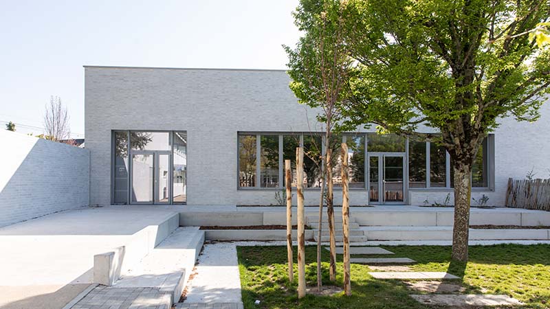 Livrée en 2022, l’extension accueille la restauration scolaire. Le bâtiment est directement relié à l’école maternelle. © Céline Jacq pour Nantes Métropole.