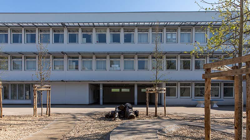 L’école élémentaire dispose de deux cours. La cour « active » a été débitumée sur les deux tiers de sa surface, une colline a été créée et des troncs d’arbres ont été installés pour permettre aux enfants de jouer.