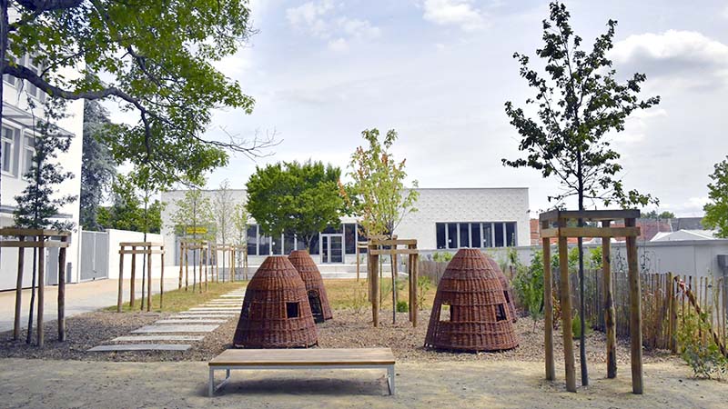 La cour « calme » sera dotée de tables sous les arbres.