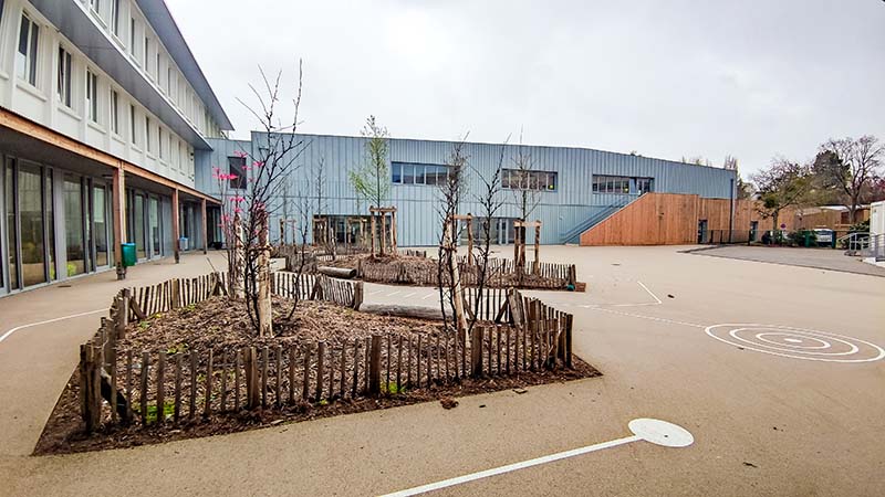 Un nouveau bâtiment (ici à droite), en bois et zinc, a été construit à la place de l’ancienne restauration. Il vient connecter l’école élémentaire (à gauche) et l’école maternelle.