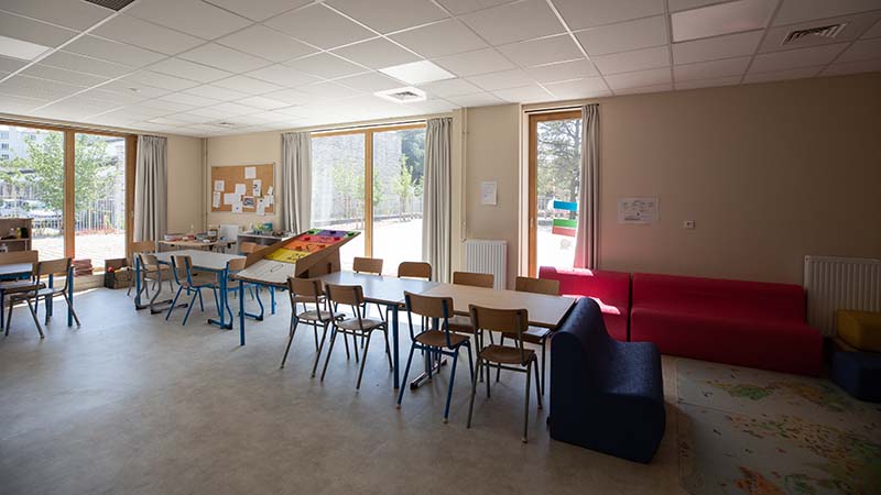 Au sud, l’extension intègre notamment une vaste salle d’activité pour le périscolaire.