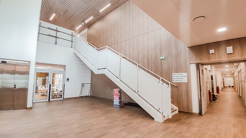 Le bâtiment de 2 200 m2, en béton et bois, a été conçu par Giet Architecture.