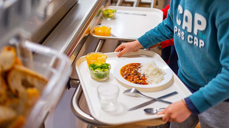 Au menu ce jour-là, chili végétarien, riz, salade verte et salade de fruits.