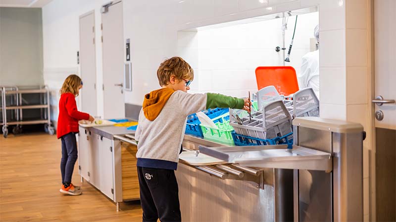 Une fois le repas terminé, les enfants se chargent eux-mêmes de débarrasser leurs plateaux.