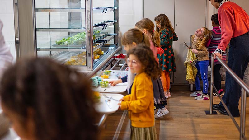 Chaque midi, 160 à 170 enfants déjeunent au self de l'école Fellonneau. © Garance Wester pour Nantes Métropole