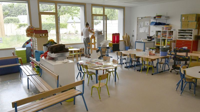 Plus spacieuses, les nouvelles salles de classe de maternelle donnent sur un jardin pédagogique.