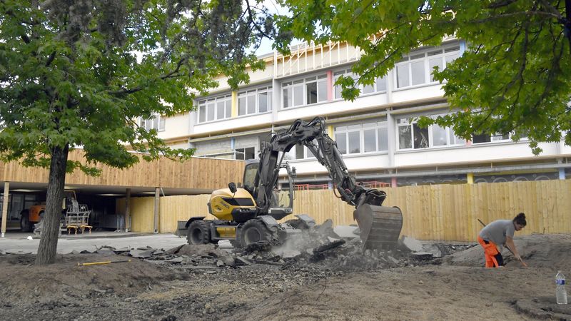 Les travaux se poursuivent avec la rénovation de la barre élémentaire et la création d’une deuxième extension qui accueillera le hall, l’antenne du conservatoire à rayonnement régional et les locaux administratifs. L’ensemble des aménagements sera livré au printemps 2024.