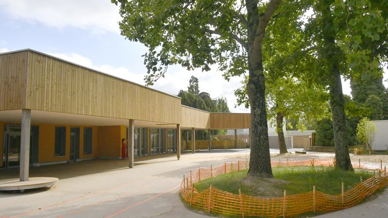 Le groupe scolaire Lucie Aubrac s’agrandit pour augmenter ses capacités d’accueil : de 12 à 16 classes pour l’élémentaire et de 6 à 8 classes pour la maternelle. Le chantier a été engagé fin 2021, les locaux de la maternelle ont été livrés en avril 2023.