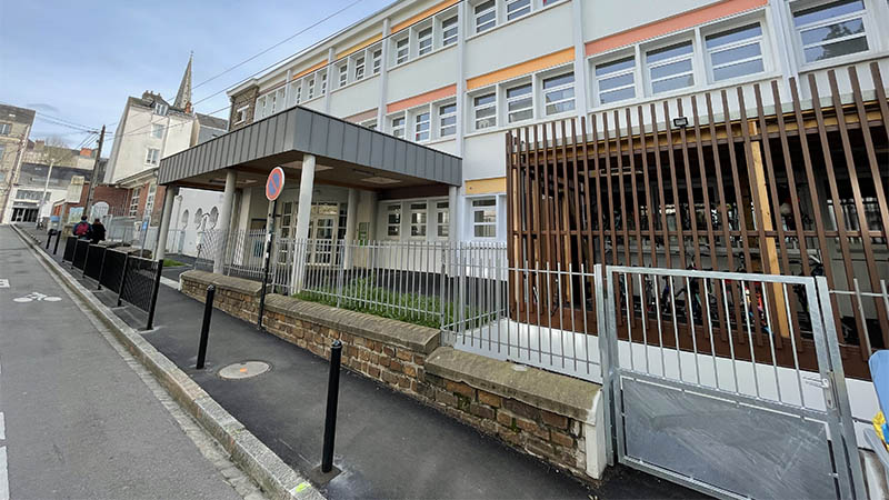 Le chantier a permis de réaliser un nouveau parvis abrité des intempéries à l’entrée de l’école élémentaire.