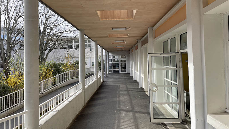 Un nouveau préau facilite le cheminement des élèves jusqu’à la restauration scolaire.