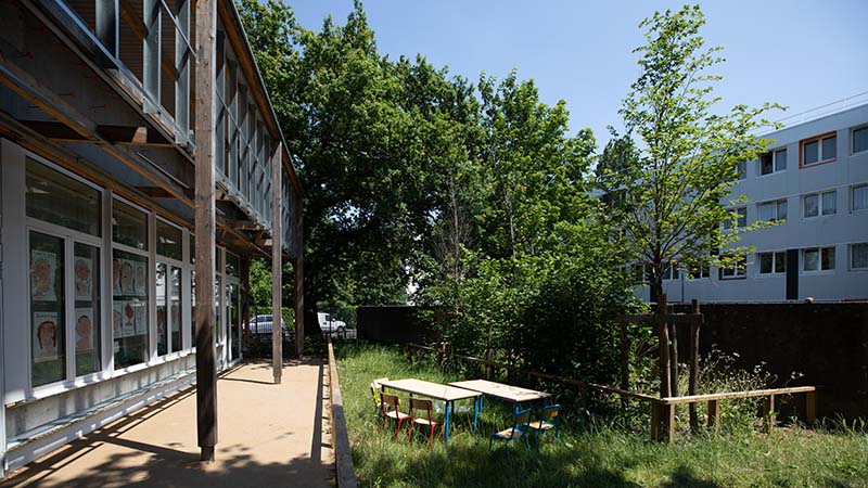 Les cours ont été remodelées pour faire la part belle à la nature. Dans les cours de l’école élémentaire, des espaces ont été débitumés et des classes en extérieur y ont été installées.