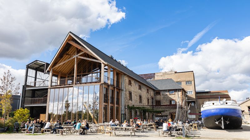 La cale Dubigeon, centre historique de la plaine industrielle du Bas-Chantenay, est aujourd’hui le cœur vivant de ce quartier en pleine mutation, avec sa brasserie, son chantier de réparation navale et les structures culturelles qu’elle abrite. © Jérémie Lusseau pour Nantes Métropole Aménagement