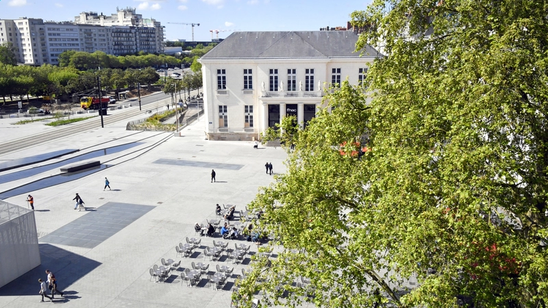 Sur la place du Commerce, conçue pour accueillir des rassemblements festifs, un équilibre a été recherché entre la part accordée à la végétation et celle dévolue au public et aux passants. © Rodolphe Delaroque