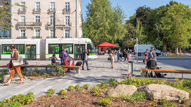 Le parvis nord de la gare a été entièrement redessiné pour fluidifier les cheminements et en faire une vraie place, ouverte sur le Jardin des plantes. © Roberto Giangrande