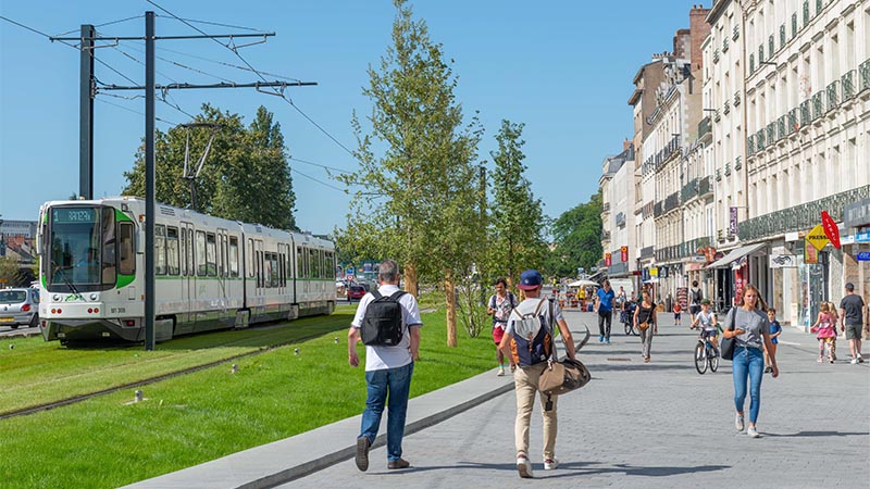 La nouvelle esplanade du quai Charcot permet de rejoindre le château depuis la gare en 10 minutes à pied. © Roberto Giangrande.