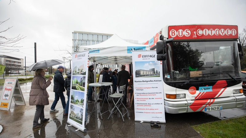 Le bus citoyen était stationné samedi matin sur le parvis Haluchère-Batignolles. © Ludovic Failler/Nantes Métropole.