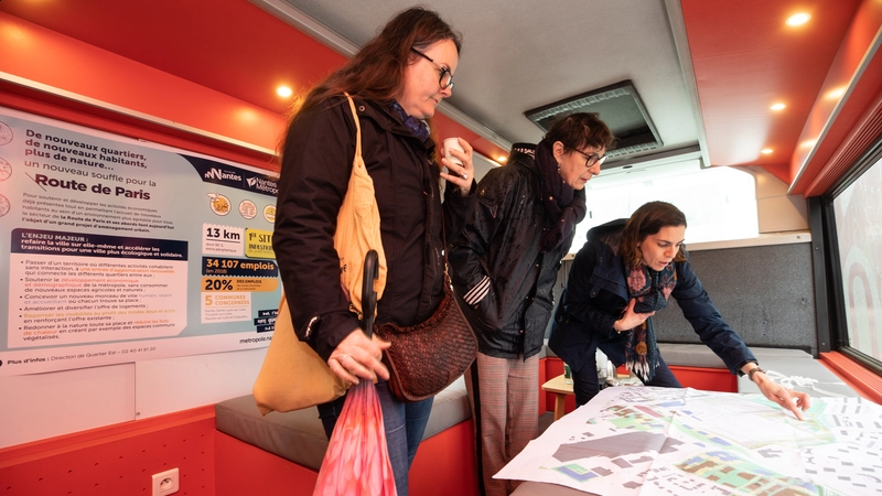 À l’intérieur, les habitants du quartier ont pu découvrir le projet de renouvellement de la route de Paris. Cette pénétrante vieillissante est amenée à se transformer dans les prochaines années pour devenir un quartier mixte faisant la part belle aux piétons et aux cyclistes. © Ludovic Failler/Nantes Métropole.