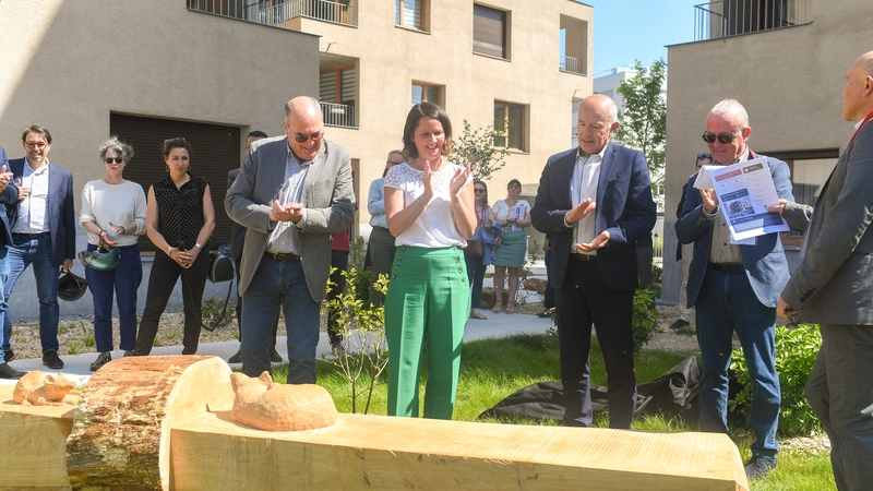 Johanna Rolland, maire de Nantes et présidente de Nantes Métropole, Michel Ménard, président du Département de Loire-Atlantique, Pascal Pras, vice-président de Nantes Métropole en charge de l’habitat, et Jean-Marie Joyeux, président du groupe CIF, ont inauguré la résidence Villa Lisa vendredi 26 mai. © Thierry Mézerette/Nantes Métropole.