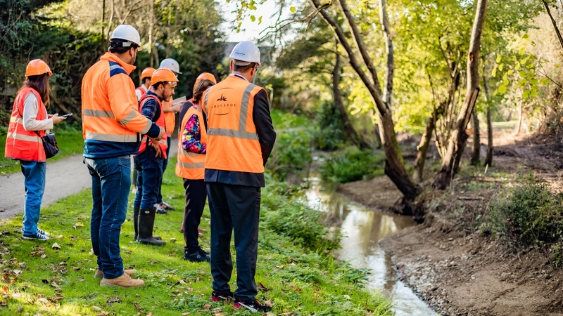 La Métropole investit 5,7 M€ jusqu’en 2026 pour restaurer trois affluents de l’Erdre. Ici, les travaux de restauration du Charbonneau, à Carquefou. © Garance Wester pour Nantes Métropole